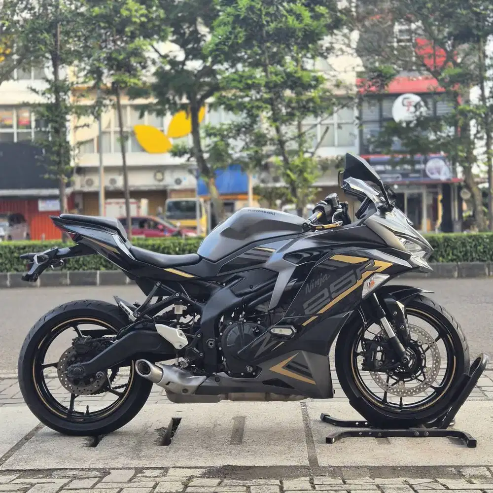 SPORT IDAMAN! KAWASAKI ZX25R ABS QS 2021 GREY PAJAK ON KM LOW SUPERB