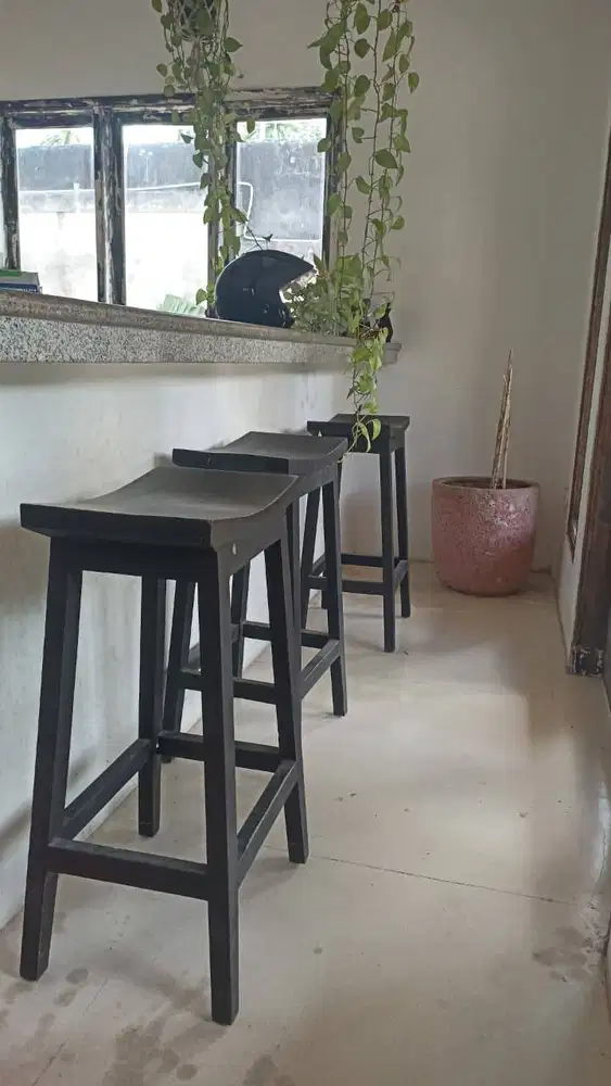 Kursi bar kayu tinggi