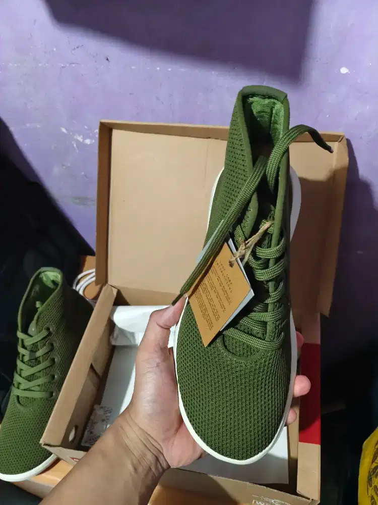 Sepatu waki baru