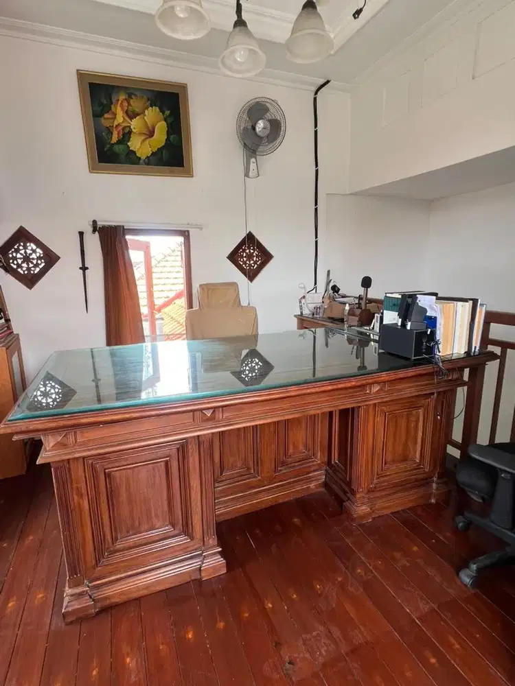 Meja Kerja Eksekutif