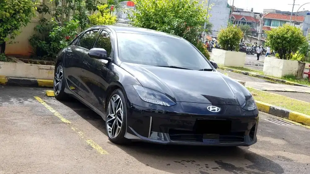 Hyundai Ioniq 6 EV AWD 4X4 AT 2023 Hitam Km.13rb Good Conditi