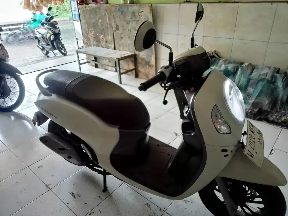 Scoopy prestige 2023 putih