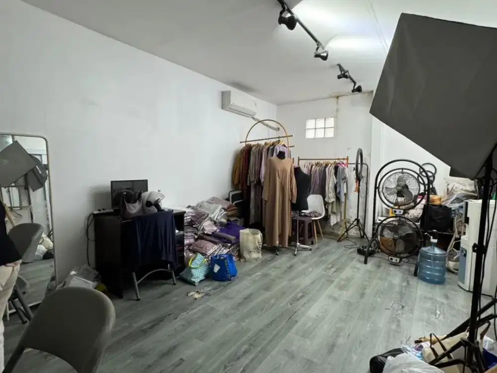 Dijual Rumah Luas Ex Konveksi di Komplek Pharmindo