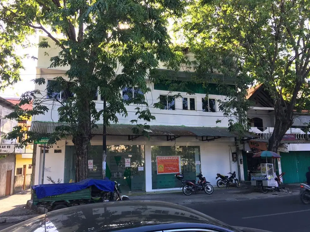 Disewakan Ruko strategis 3 lantai jalan raya putro agung kulon