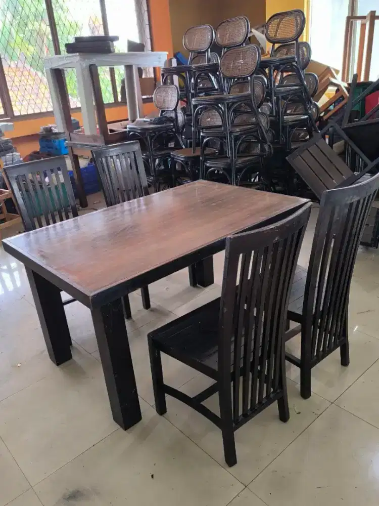 Meja makan bahan kayu daun Hpl set 4 kursi kayu 
Uk 140×90×75