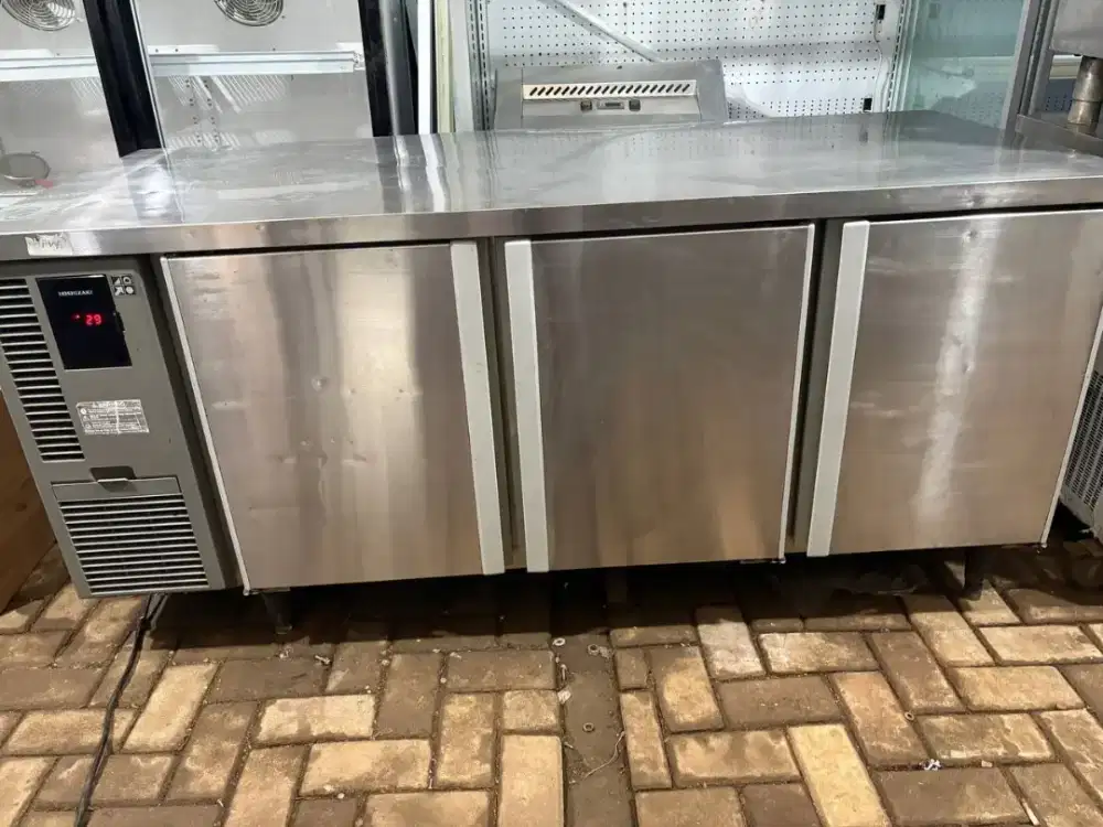 ucc hoshizaki 3 pintu
ukuran 180x75x87
harga 7jt