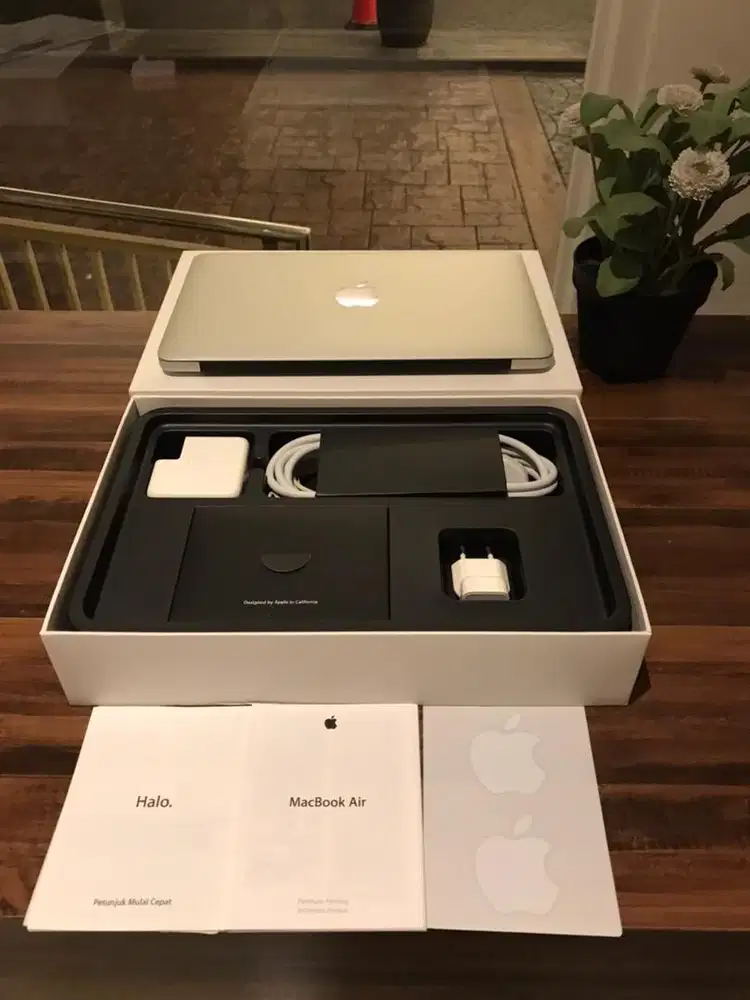 Macbook Air 13 ibox 2017 beli 2019 Like New.