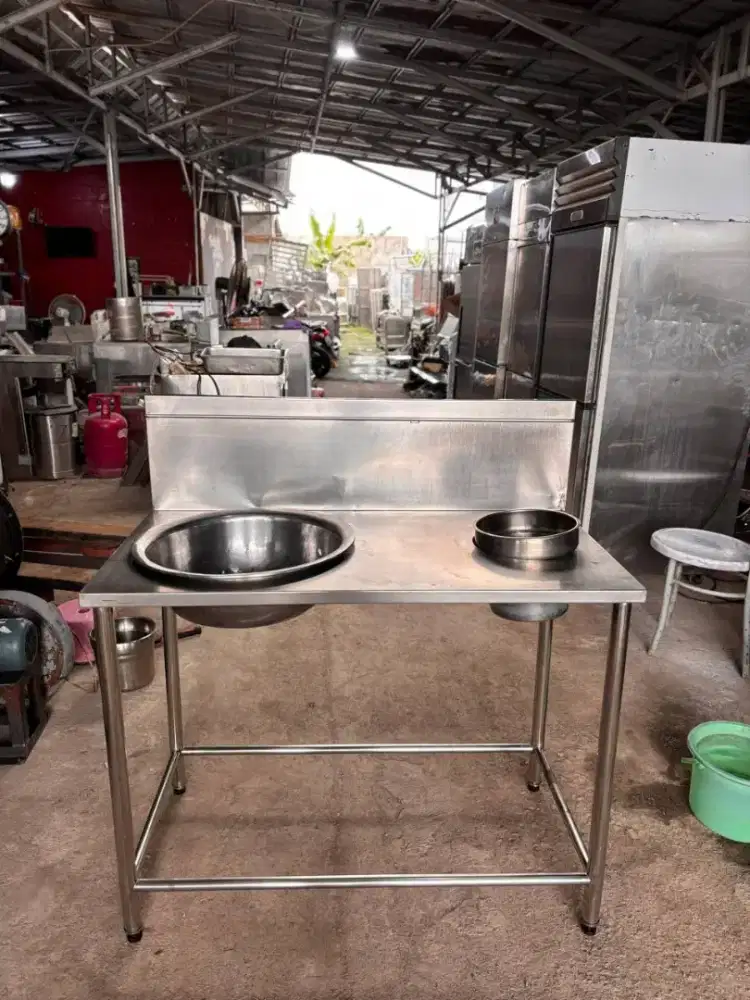 MEJA DUSTING

Ukuran 110x60x85

Harga 2.100.000