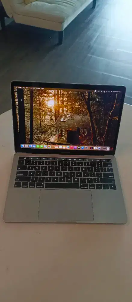 Macbook Pro 2019 8/256GB Touchbar like new