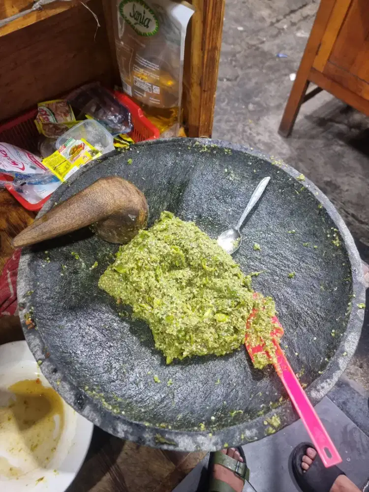 Dibutuhkan yang mau kerja di rumah makan