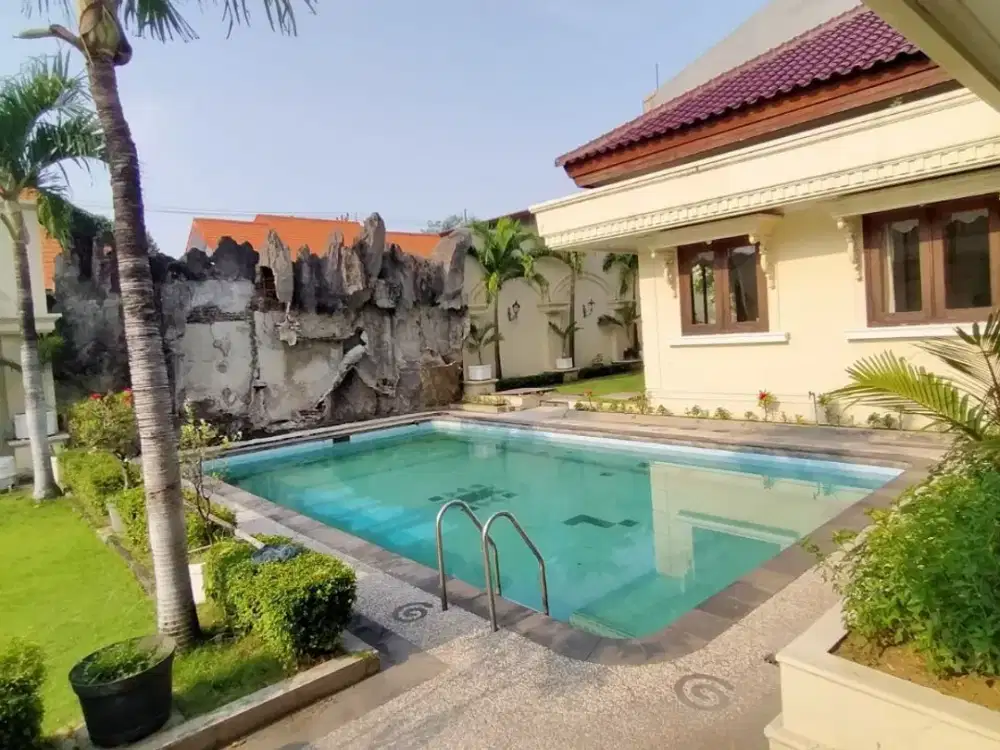 Rumah Siap huni dan terawat di Jemur Andayani Furnished + kolam renang