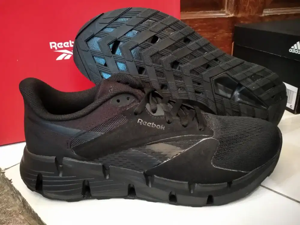 Sepatu hitam Reebok zig dynamica size 40 murah