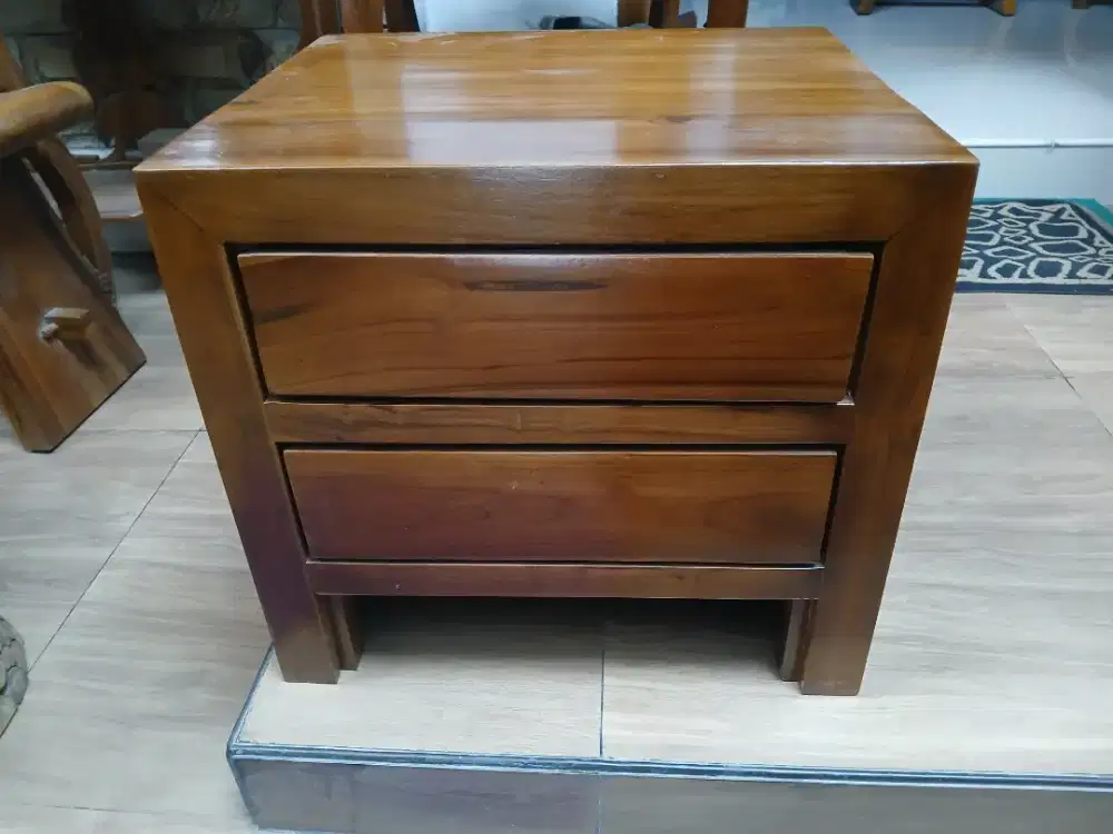 Nakas meja lampu tidur