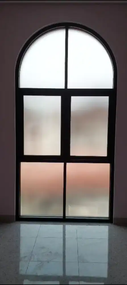 Jendela Aluminium Double Swing Kombinasi Kaca Mati Bending – Custom