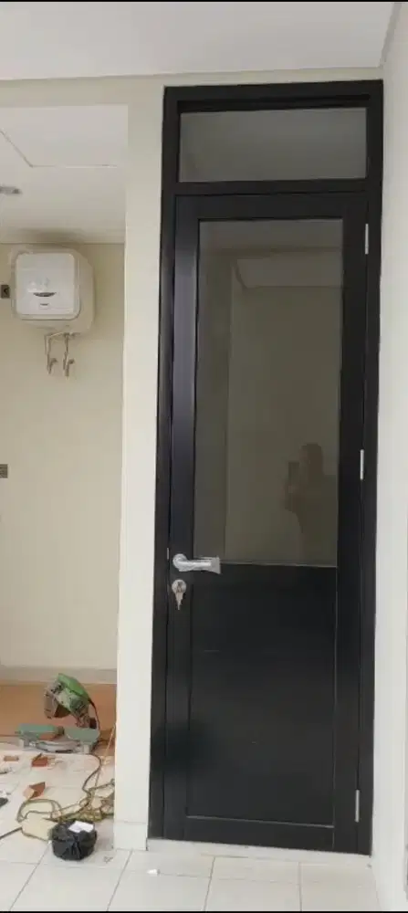 Pintu Aluminium Kombinasi Boven Kaca Mati – Custom & Berkualitas