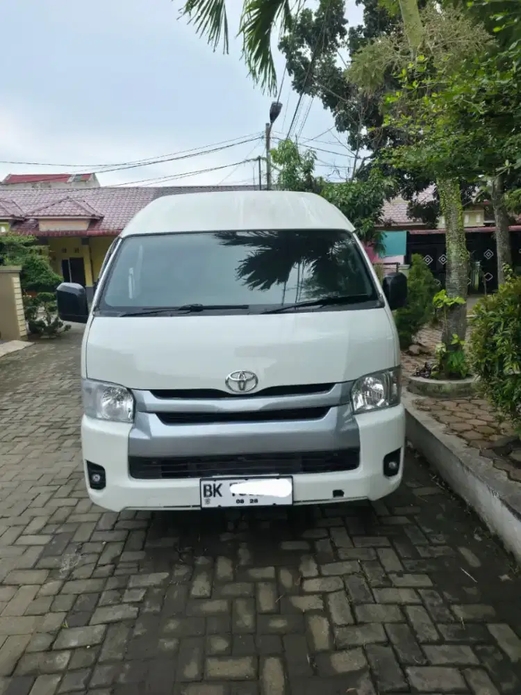 Toyota Hiace Commuter 2023
