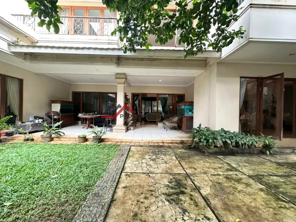 Rumah Siap Huni Posisi Hoek dan Jalan Lebar di Pondok Indah, Jakarta Selatan