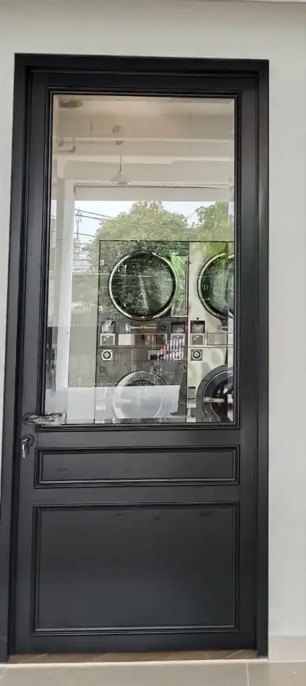 Pintu Swing Aluminium Mahkota Kombinasi Kaca & ACP – Custom Desain