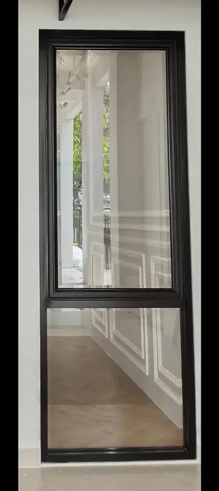 Jendela Jungkit Aluminium Kombinasi Kaca Mati – Ventilasi Optimal