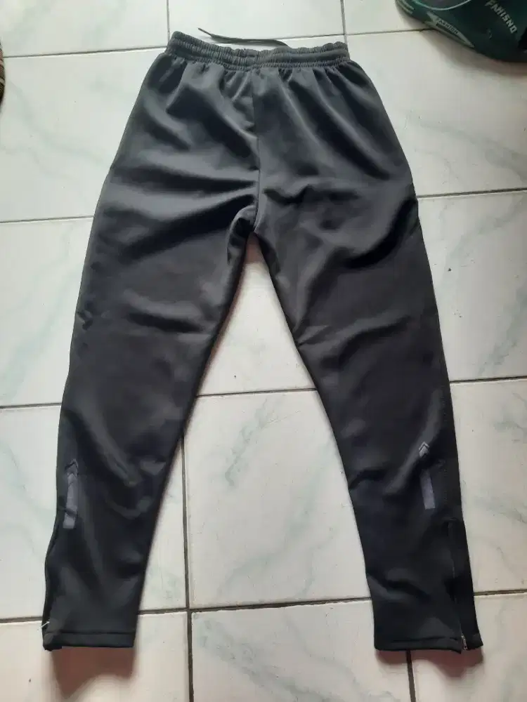 Celana jogger trackpants,
Barang belom dipake. 
  hitam..xl.