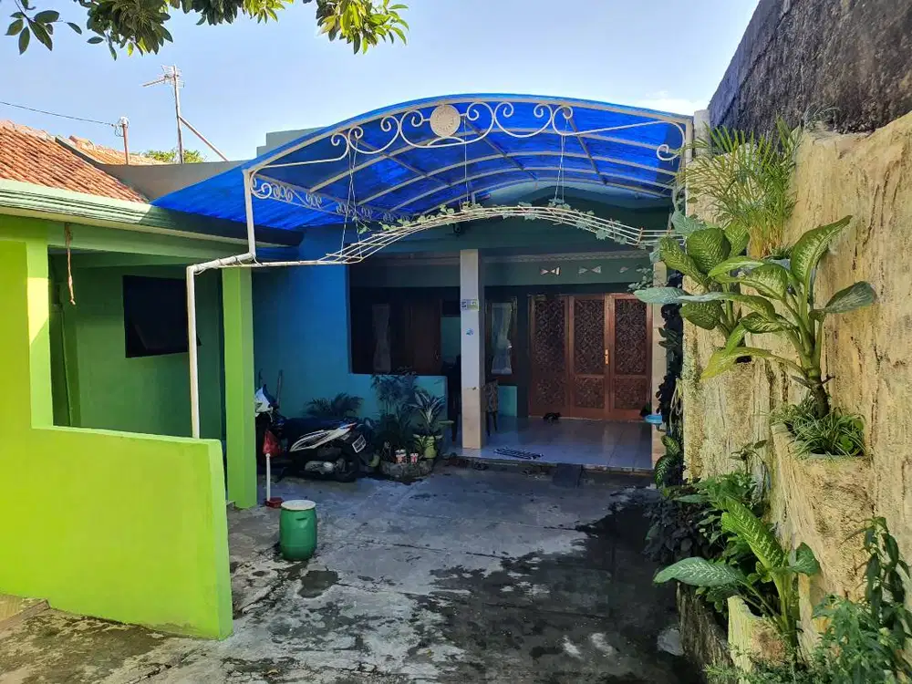 Rumah dengan lahan luas, kebun di halaman belakang dan dua kontrakan