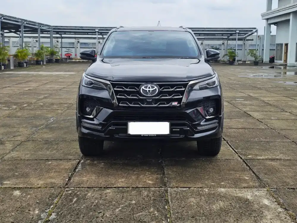 Km 14 rb fortuner gr sport 2.8 at diesel 2022 /2023 hitam
