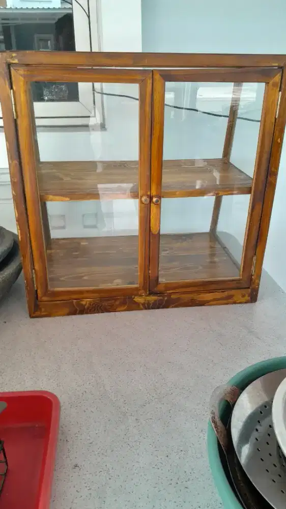 Etalase kaca tutup