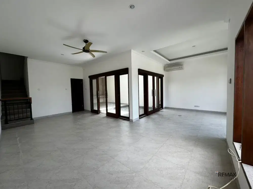 Rumah 2 Lantai Design Modern Disewakan, di Beji Ayu, Seminyak Area