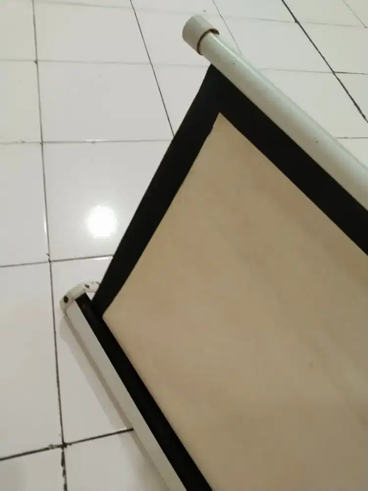 Layar Proyektor gantung, ukuran besar(Jarang pakai)