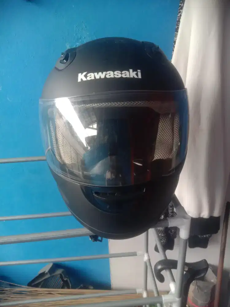Helm Kawasaki mulus terawat