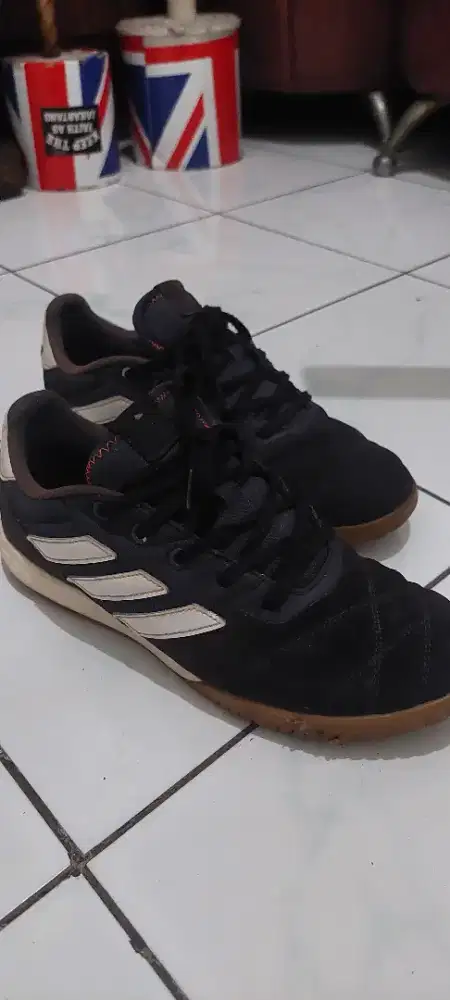 Sepatu futsal adidas