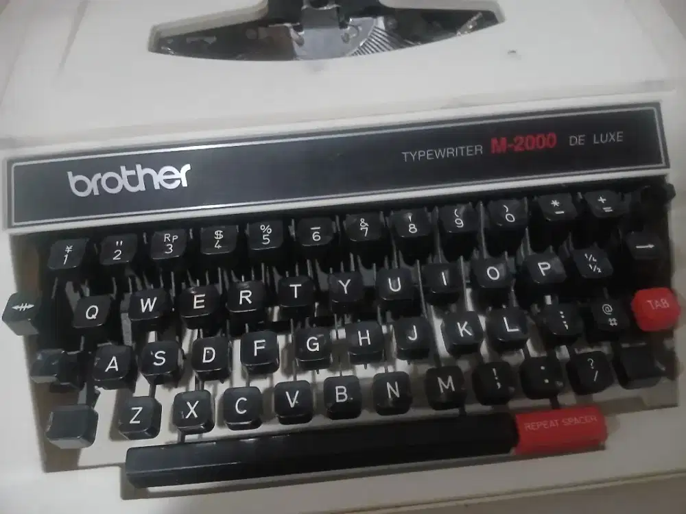 Mesin ketik Brother M2000