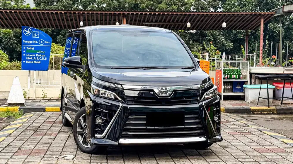 Toyota Voxy 2021 AT 2.0 Matic Hitam