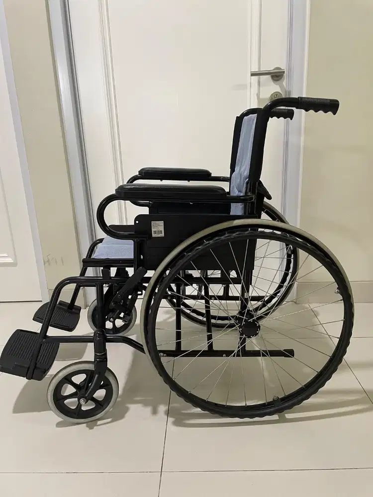Kursi Roda dengan kondisi sangat baik, bersih dan terawat.