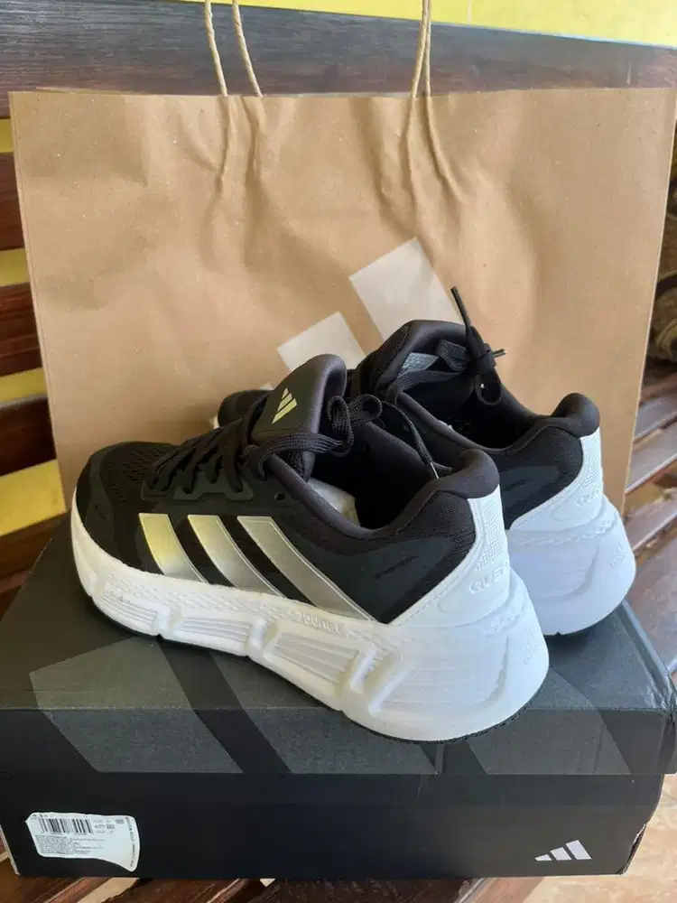 Sepatu Adidas Questar
