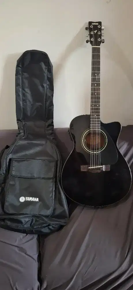 Gitar akustik Yamaha FS100