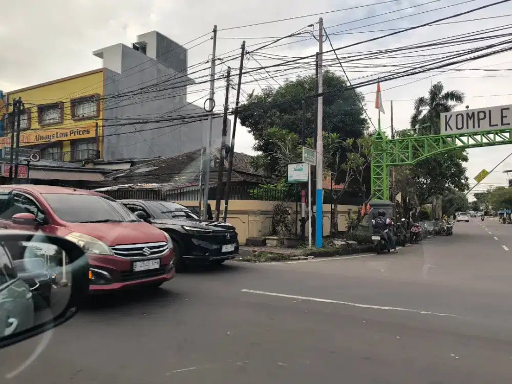 Rumah HOEK Strategis Jl Kol Soegiono .BKT