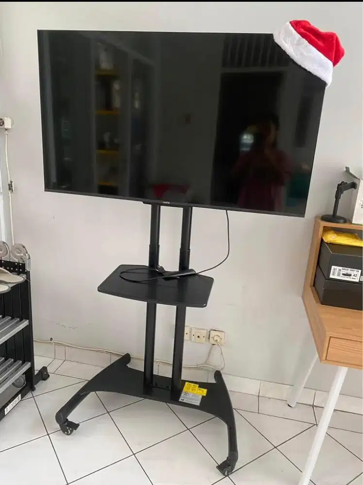 WTS : Android smart TV RealMe 50inch + TV Stand