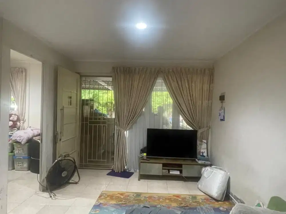 Dijual rumah 2 lantai kondisi standar di green court cengkareng