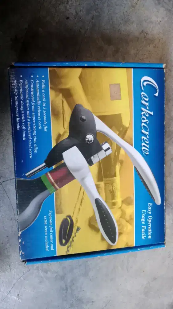 pembuka botol anggur tipe tuas atau corkscrew.