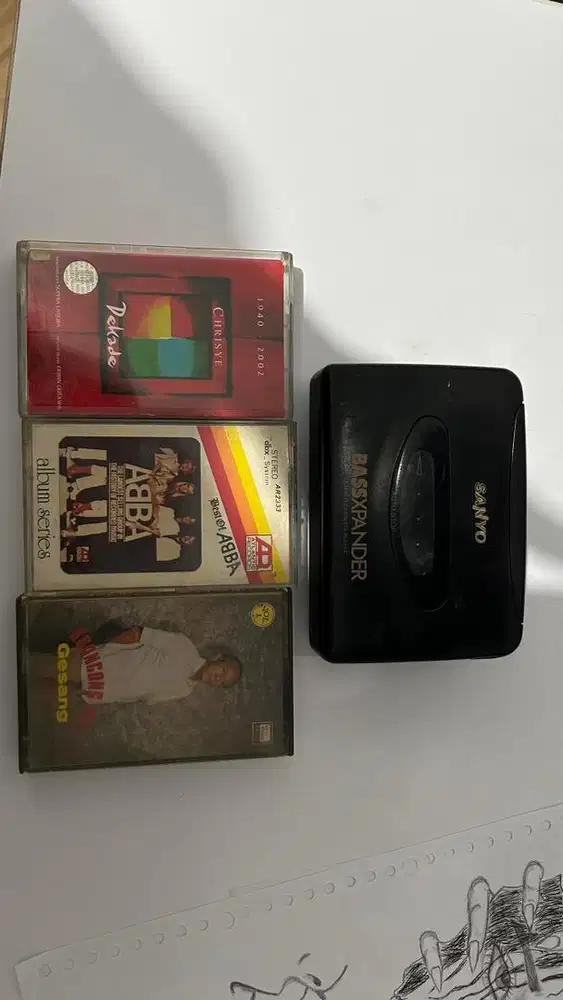 Walkman Sanyo dan kaset pita ABBA, Chrisye, Gesang