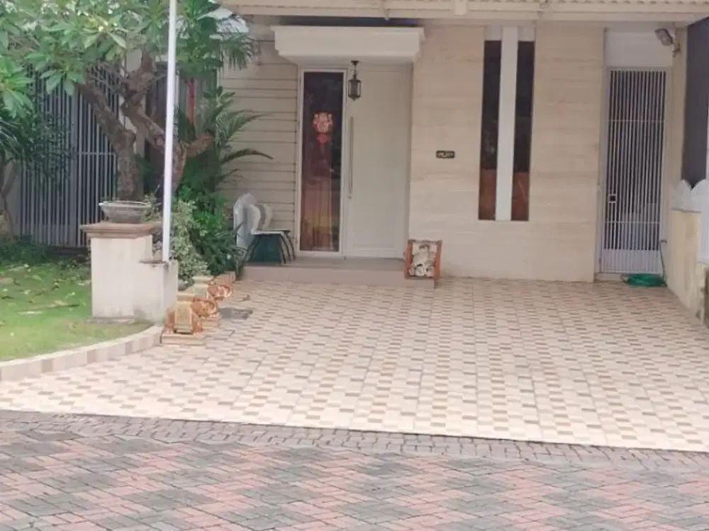 Strategis Jalan Kembar Rumah di Granada Pakuwon Indah, Surabaya Barat