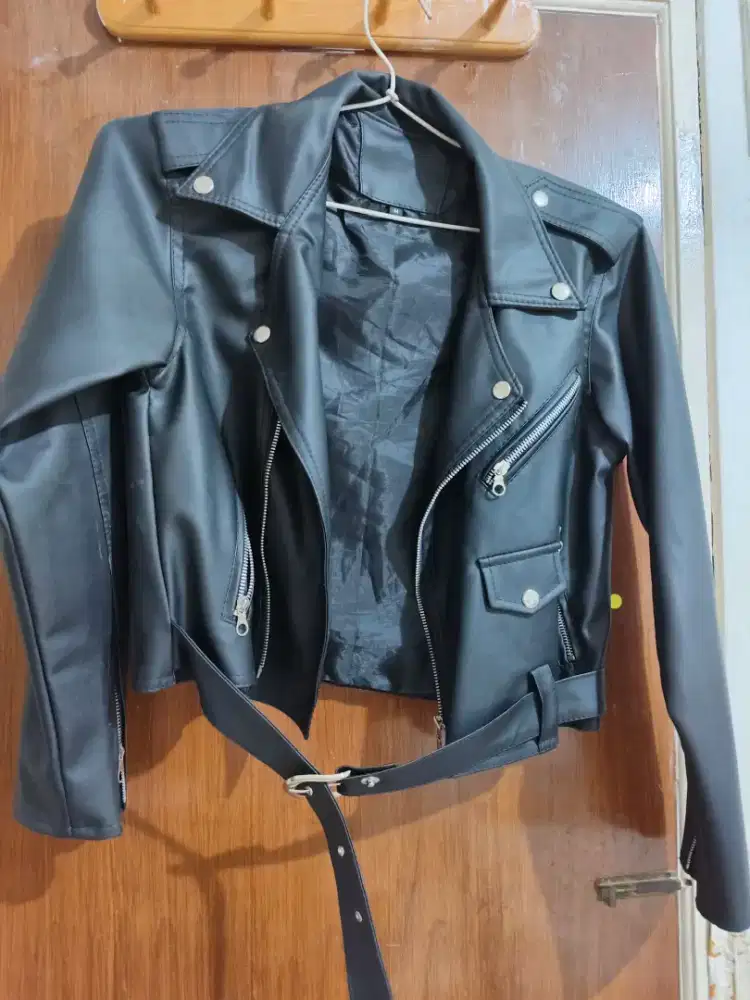 Jacket kulit cewe cakep