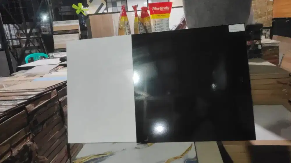 Keramik lantai ukuran 50cm x 50cm
