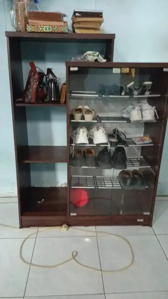 Etalase rak sepatu