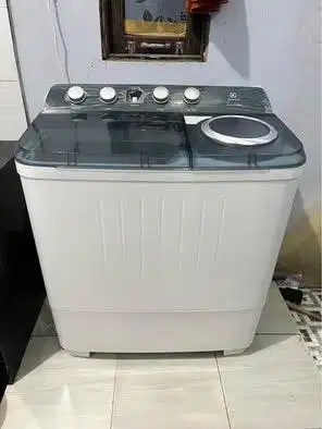 Dijual mesin cuci merek Electrolux kapasitas besar 12 kg.