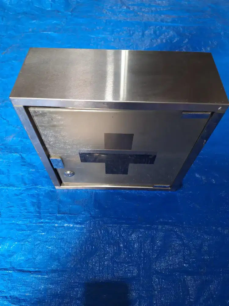 Kotak P3K stainless dan kaca ( 300mmx120mmx300mm )