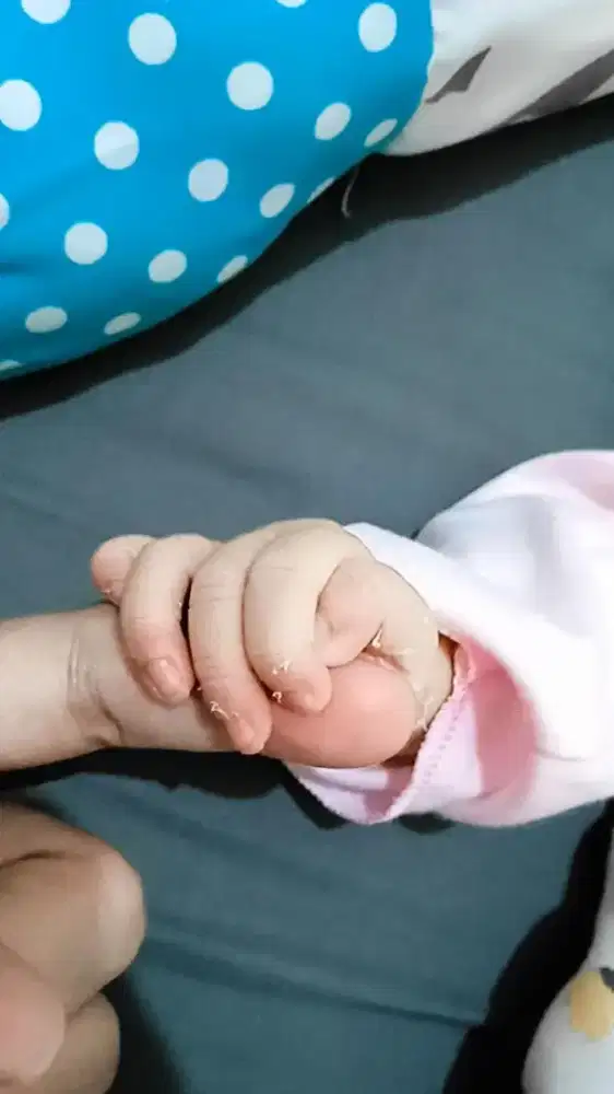 MENJAGA BAYI USIA 2 BULAN