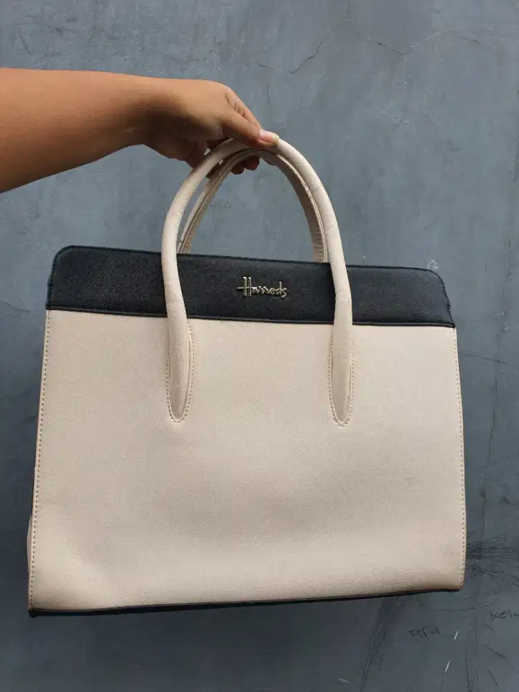 Tas Harrods second PL