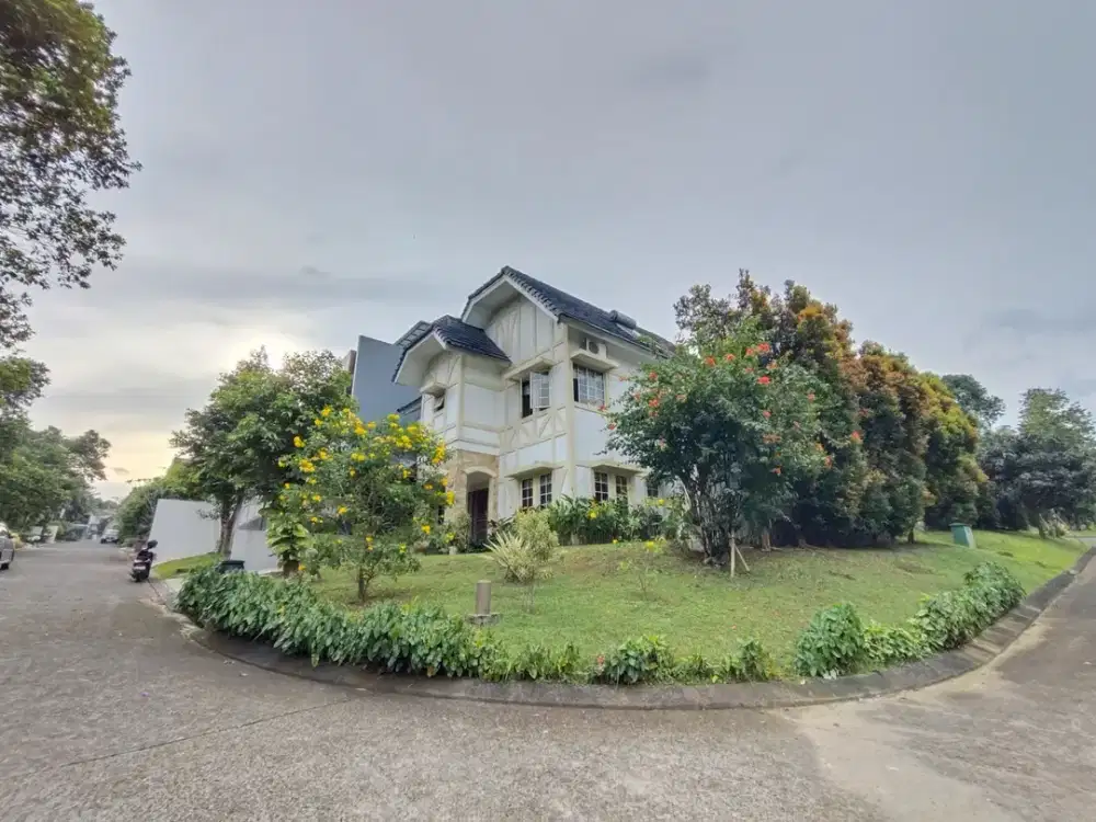 Rumah Classic 3 lantai Upslope siap huni ,posisi hook ada halaman belakang Luas,Sentul City Bogor